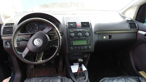 Dezmembrez Volkswagen Touran 2004 Hatchb
