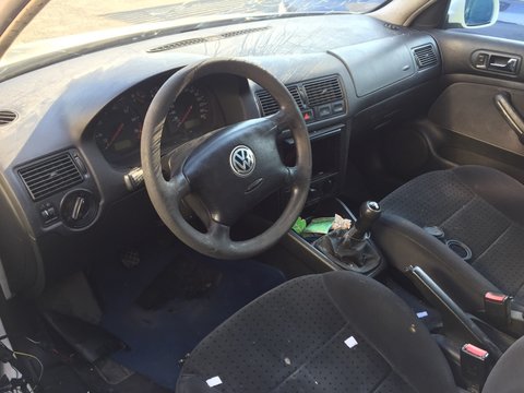 Dezmembrez Volkswagen Golf 4