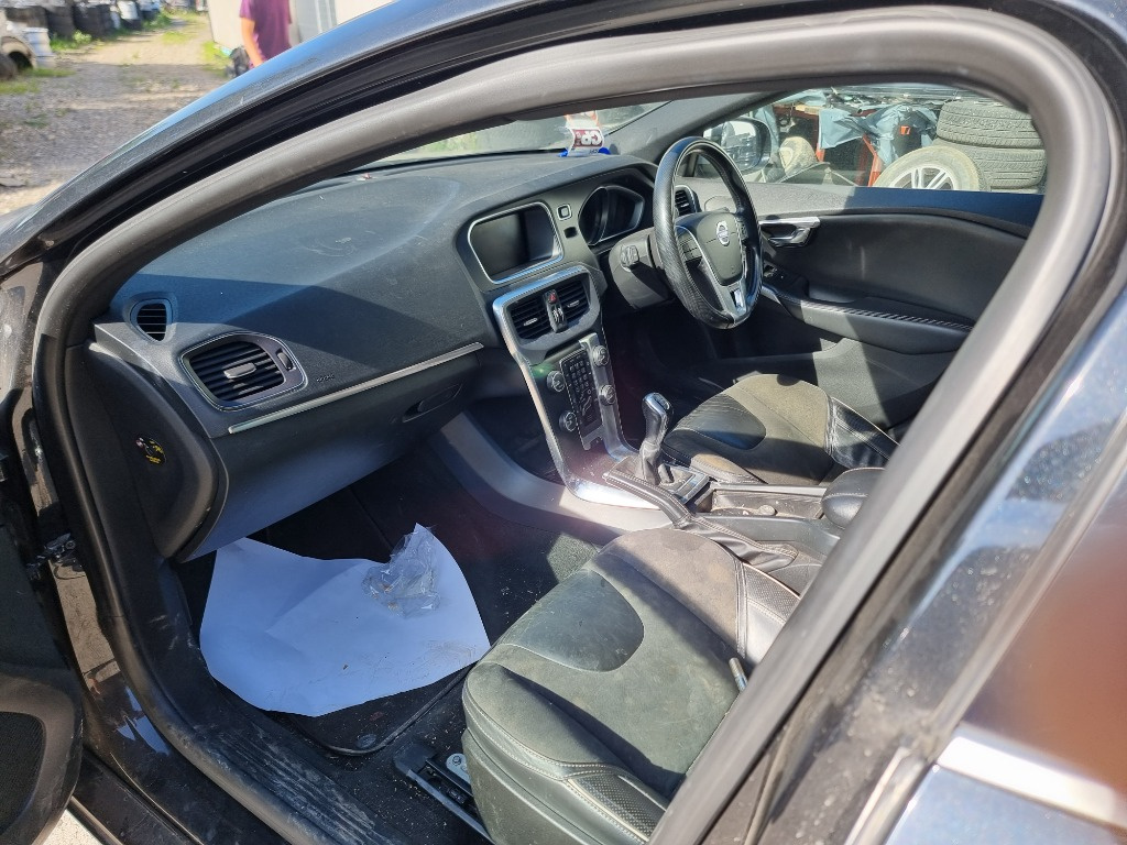 Dezmembrez Volvo V40 2.0 diesel D3 2015 