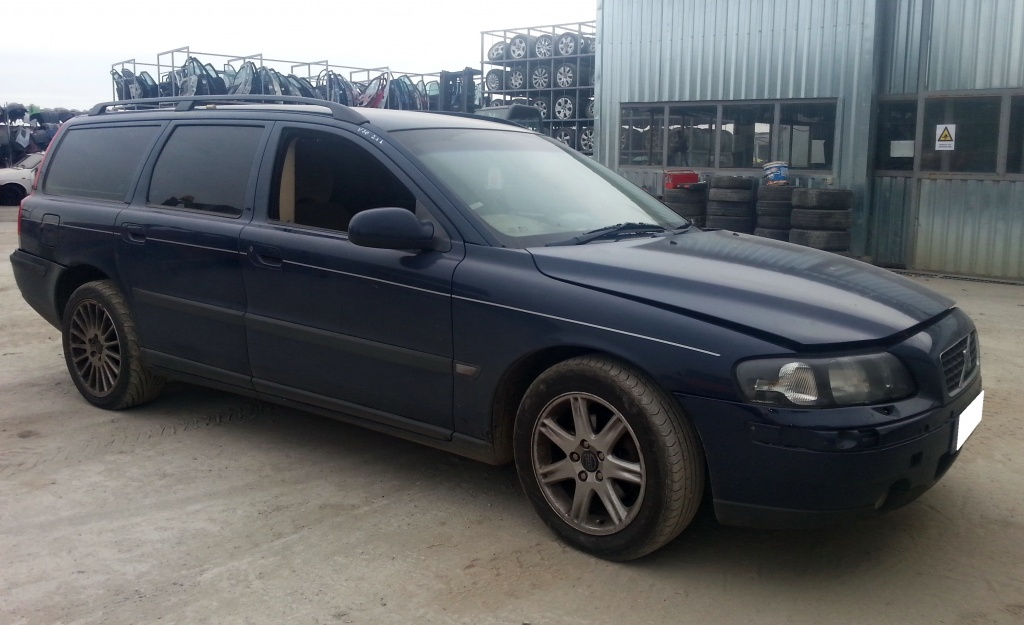 Dezmembrez Volvo V70, 2003, 2.4D D5