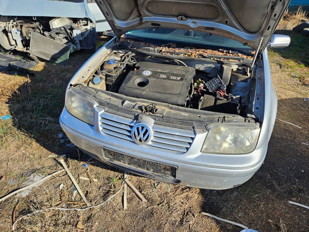 Dezmembrez Vw Bora 1.6 16v cod AZD din 2