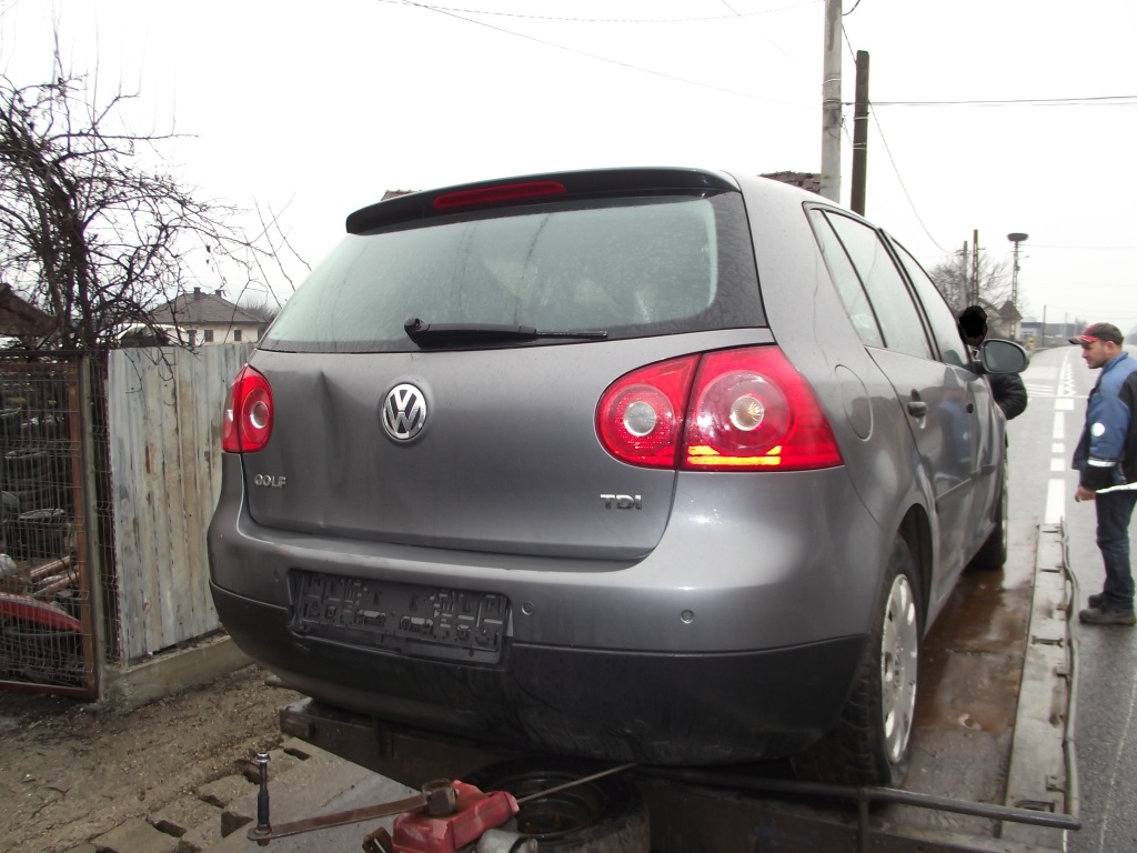 Dezmembrez VW GOLF V 1.9 TDI