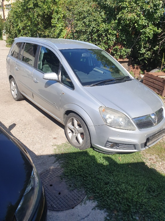 Dezmembrez Zafira B 1.9 120 Cai Z19DT