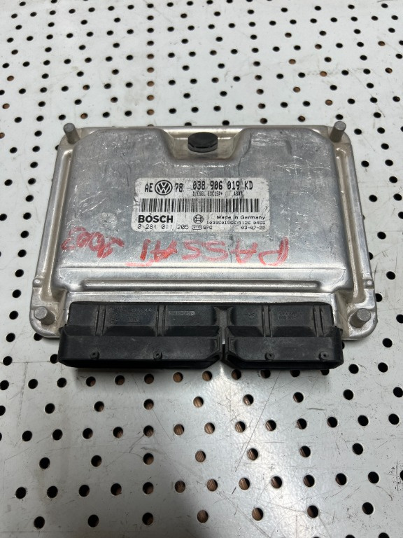 ECU / Calculator Motor VW Passat B5 1.9 TDI [AVF] Cod : 038906019KD 0281011205