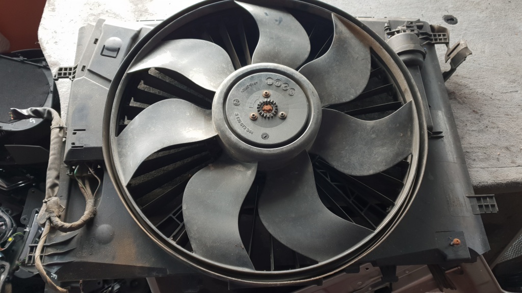 Electroventilator Mercedes A2045000393