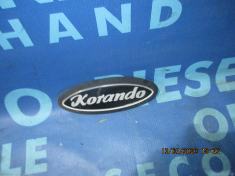 Emblema Daewoo Korando 1999 (aripa dreapta)