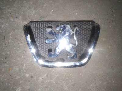 Emblema grila fata Peugeot 206, cod 9628688677