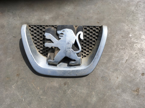 Emblema Peugeot 207 facelift cod: 9649670480
