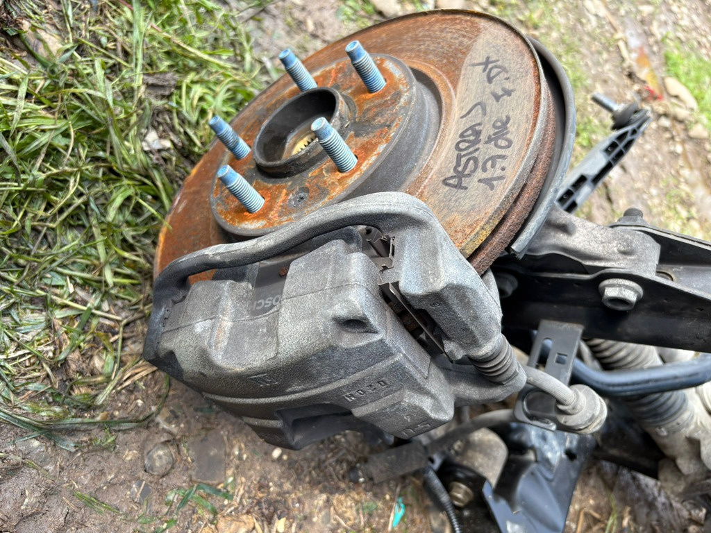 ETRIER FRANA DREAPTA FATA OPEL ASTRA J AN 2011 1.7