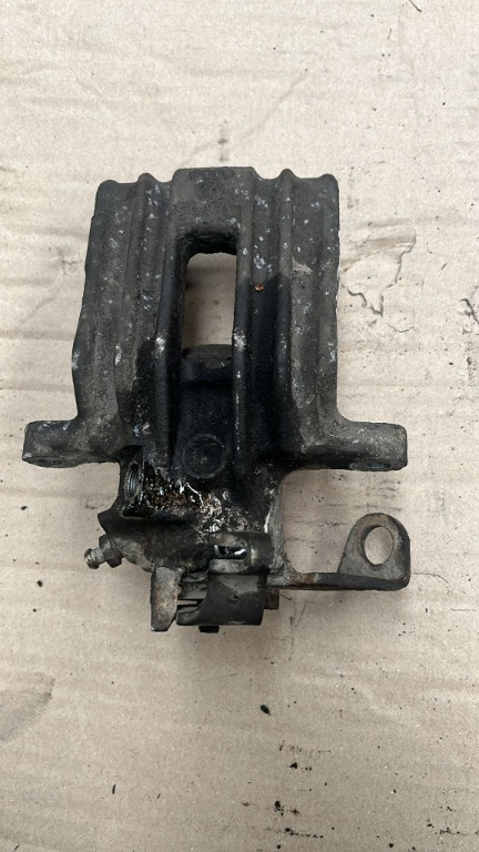 Etrier stanga spate VW Golf 4 1.6 benzina 74kw AKL hatchback