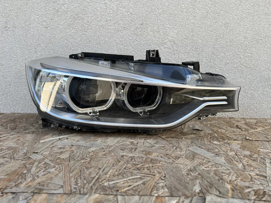 Far dreapta BMW Seria 3 F30 F31 Xenon Original Eur