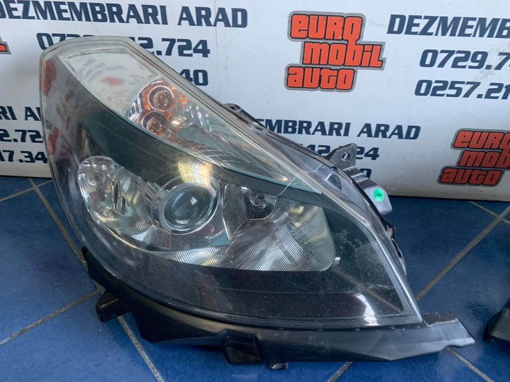 FAR DREAPTA CU LUPA RENAULT CLIO 3 - 7701070491 / 8200865604 - EUROPA