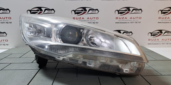 Far dreapta cu Xenon Cod: 90021745 CV44-13D154-BH Prezinta defect - prindere rupta Ford Kuga 2 [2013 - 2020] Crossover