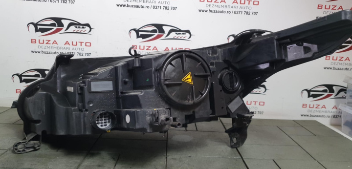 Far dreapta cu Xenon Cod: DK62-13W029-EG