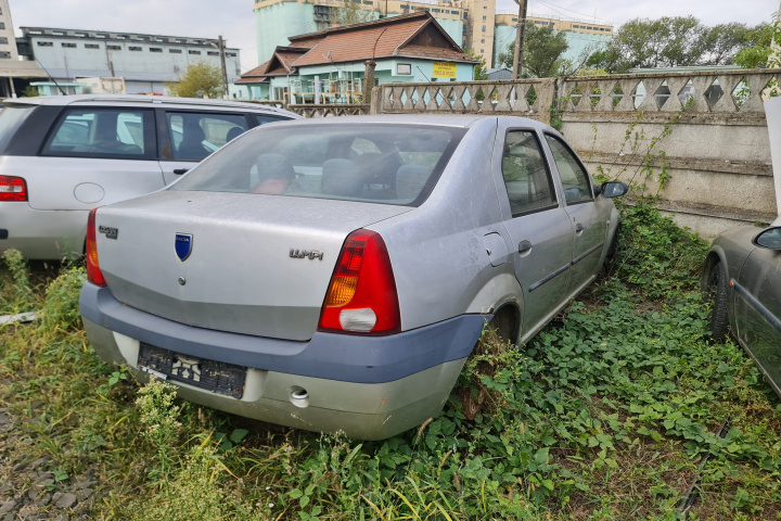 Far dreapta Dacia Logan [2004 - 2008] Sedan 1.4 MT (75 hp)