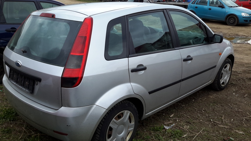 Far dreapta Ford Fiesta Mk5 2002 hatchba