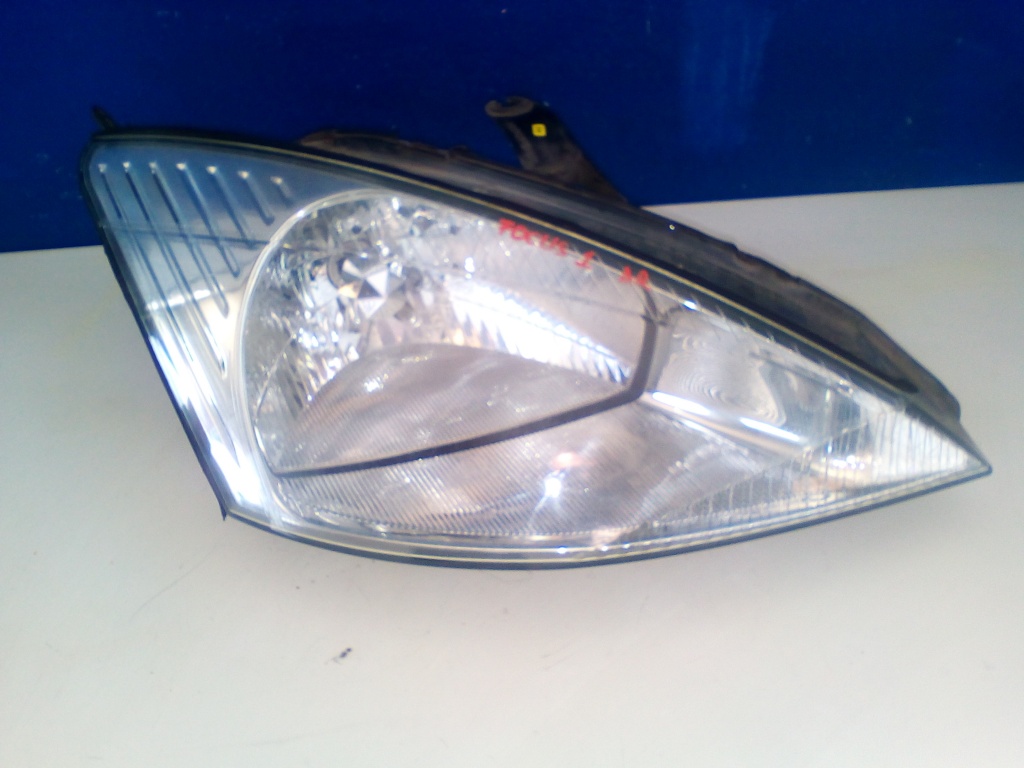 Far dreapta Ford Focus 1 fara semnalizare