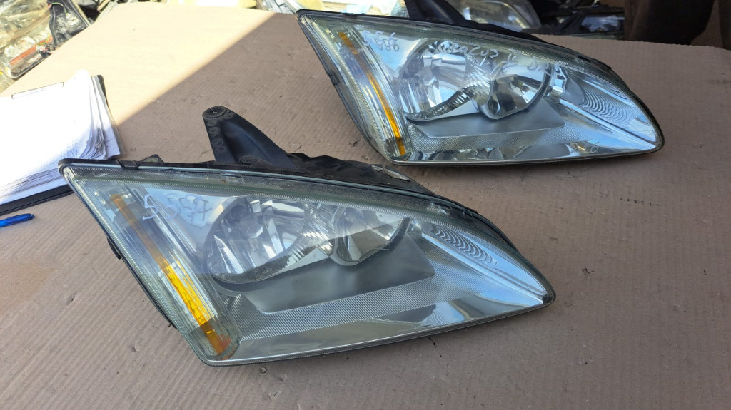 Far dreapta Ford Focus 2 cod 4M51-13W029-AF