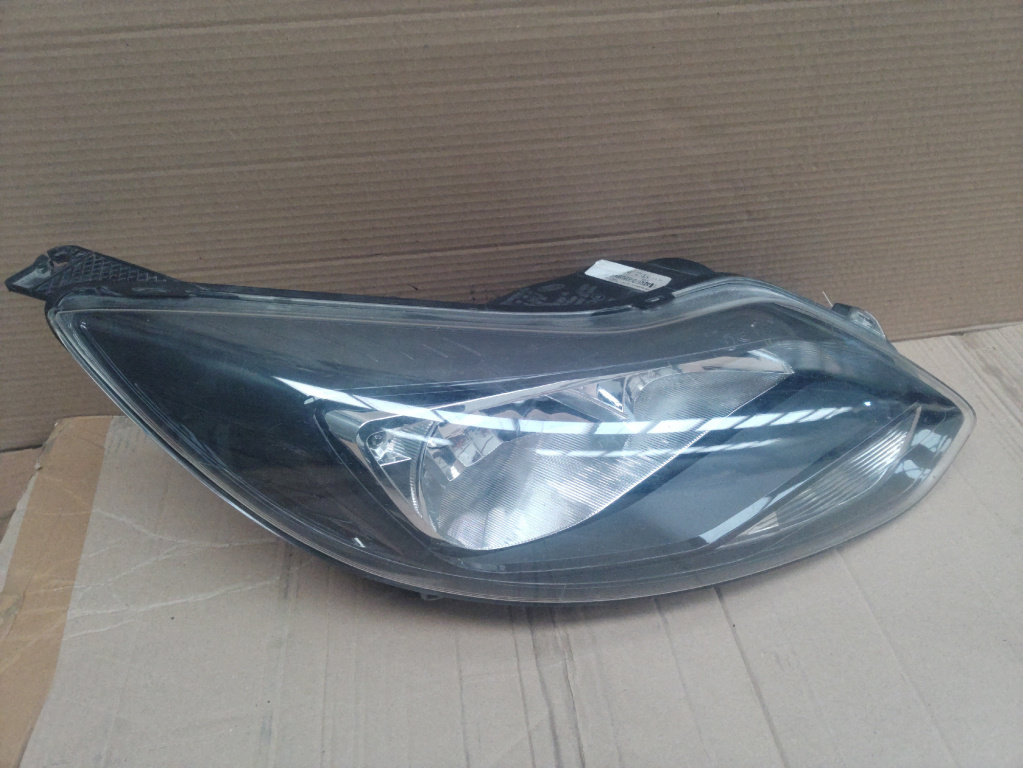 Far dreapta Ford Focus 3 an 2011 cod piesa BM51-13W029-DK