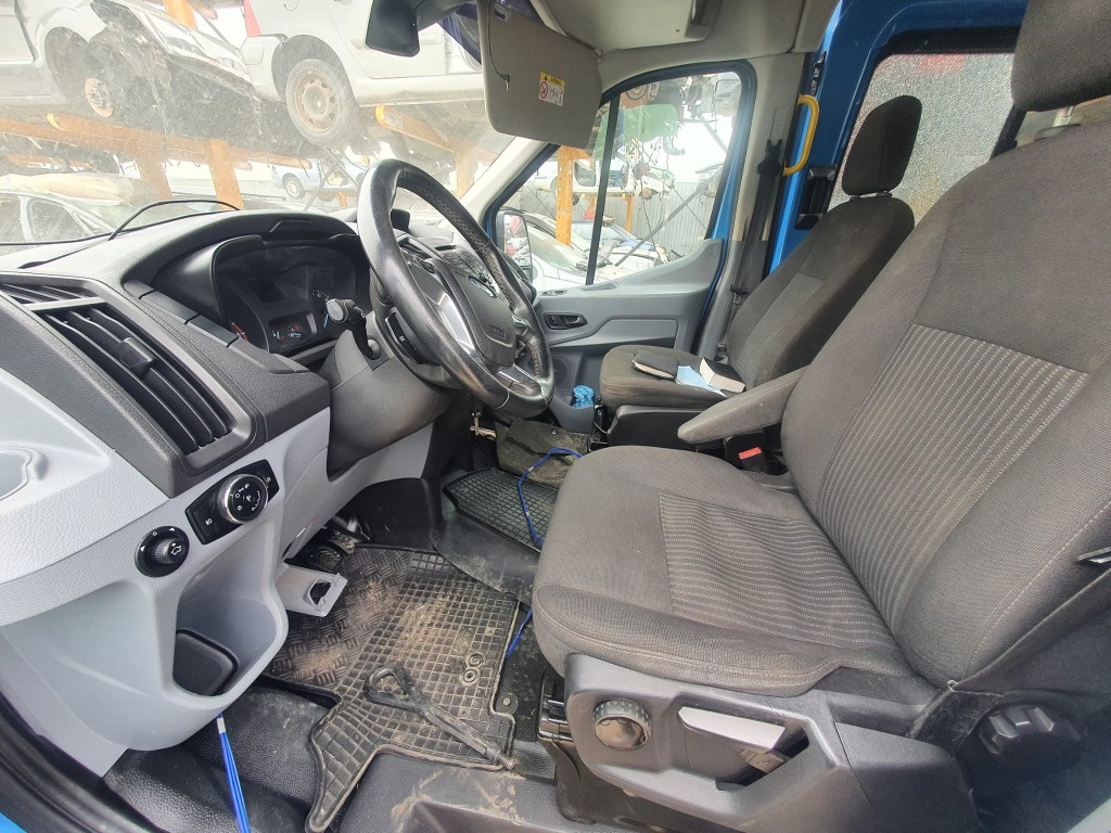 Far dreapta Ford Transit 7 2016 6 locuri