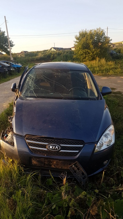 Far dreapta Kia cee'd 2008 Sedan 1.991