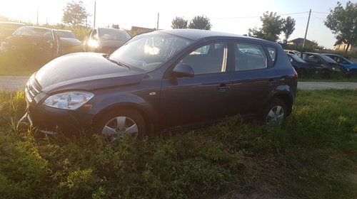 Far dreapta Kia cee'd 2008 Sedan 1.991