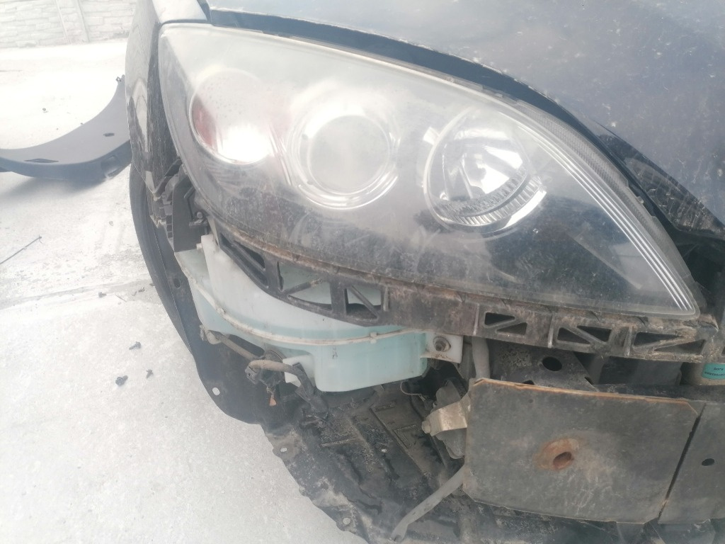 Far dreapta Mazda 3 BK hatchback cu lupa fara xenon