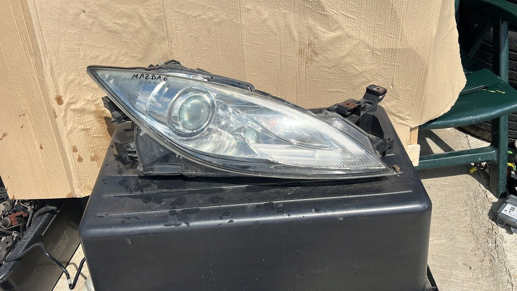 Far dreapta Mazda 6 cu xenon
