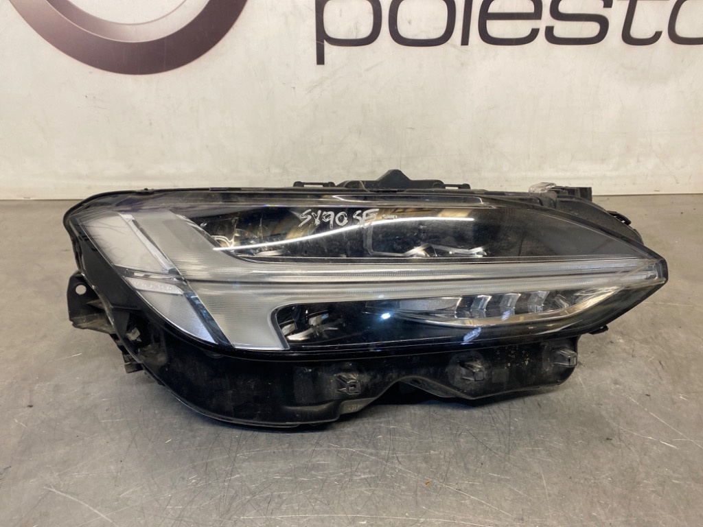 Far dreapta, MID LED DEA, Volvo s90 v90 32228683 ( cu defecte la sistemul de fixare)