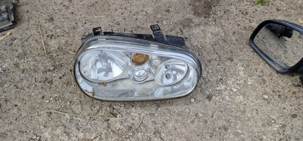 Far dreapta model fara lupa Volkswagen Golf 4