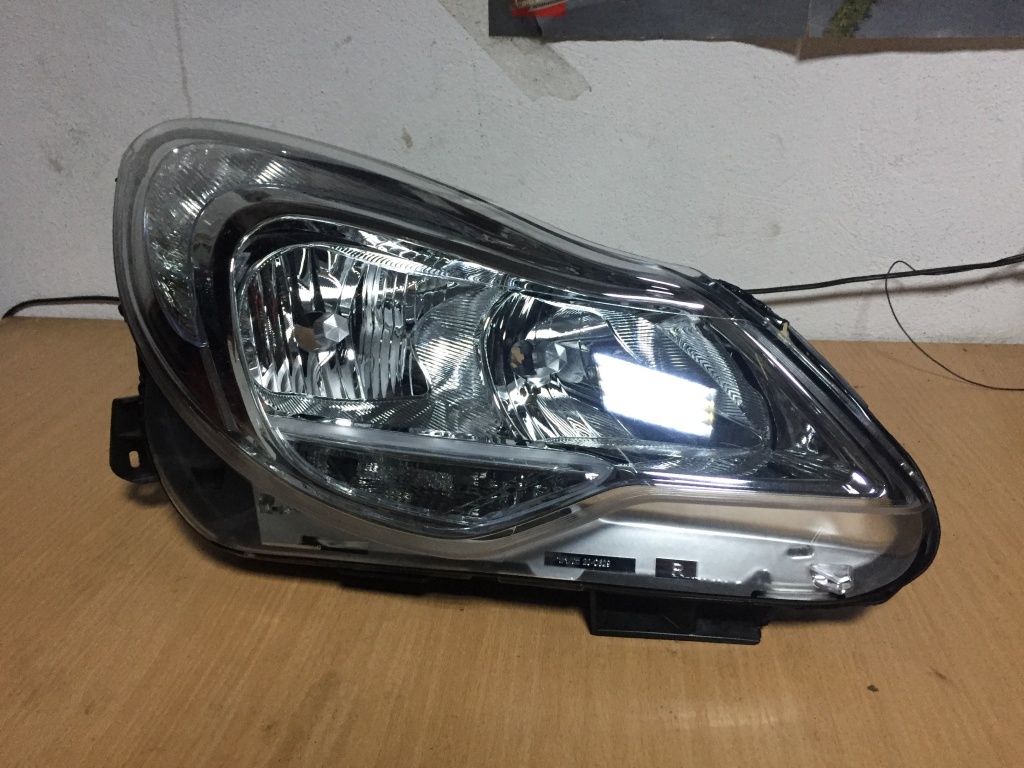 Far dreapta Opel Corsa D 2011-2014 cu Daylight
