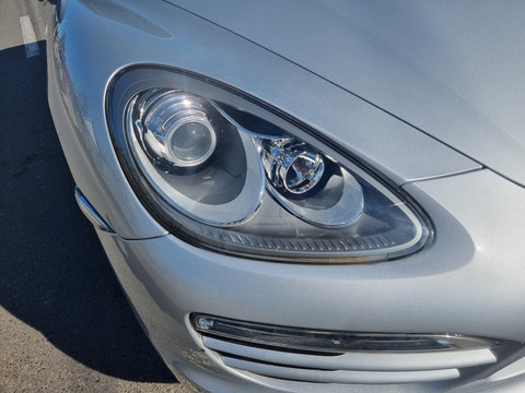 Far dreapta Porsche Cayenne fara xenon 2011