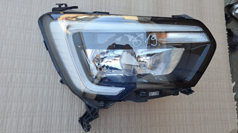 Far dreapta Renault Master 2021 cod 260105567R