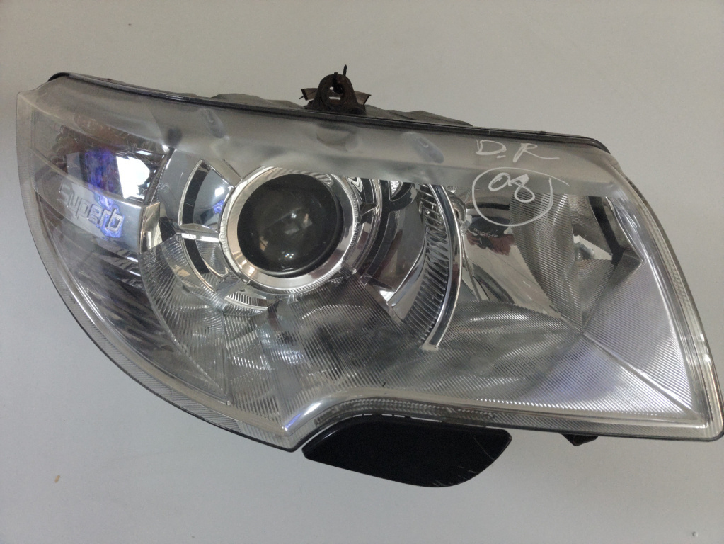 Far dreapta Skoda Superb an 2008 cod piesa 3T1941018B