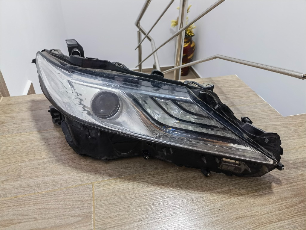 Far dreapta Toyota Camry XV70 2017 2018 2019 2020 full led impecabil