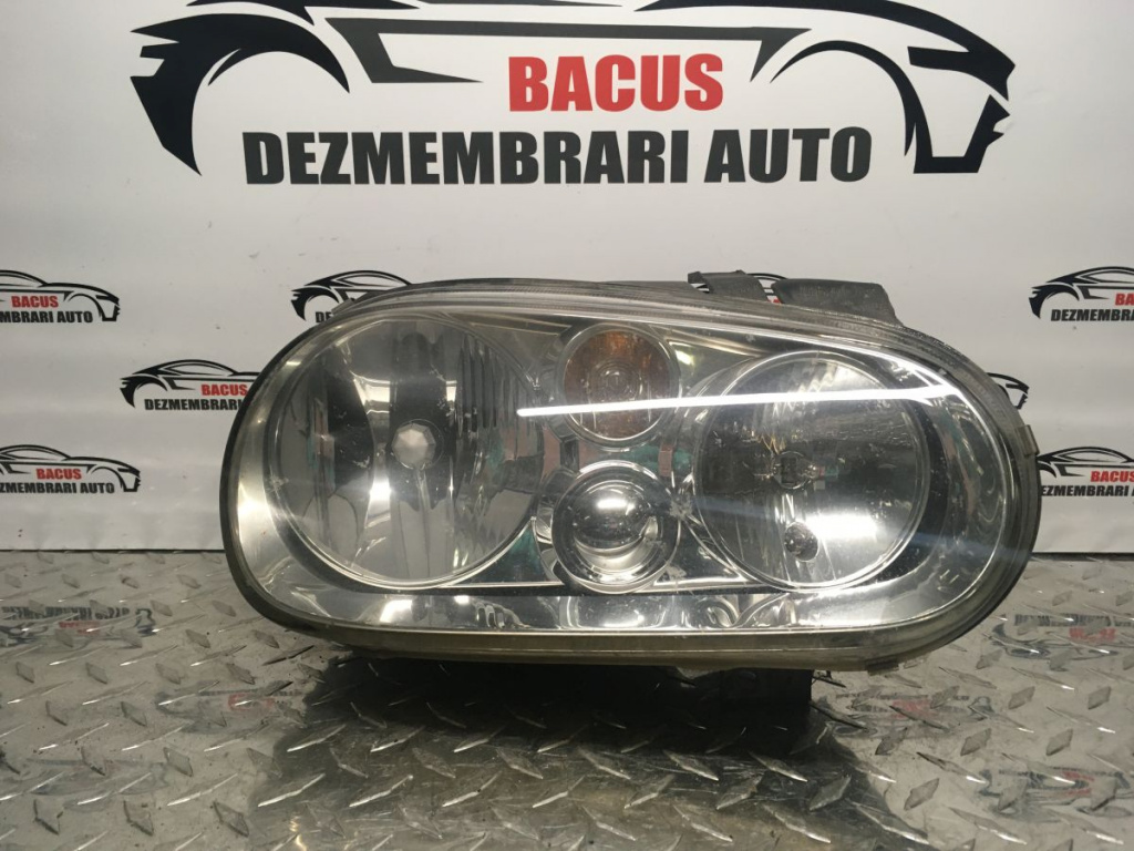 Far dreapta Volkswagen Golf 4 Hatchback cu clemele