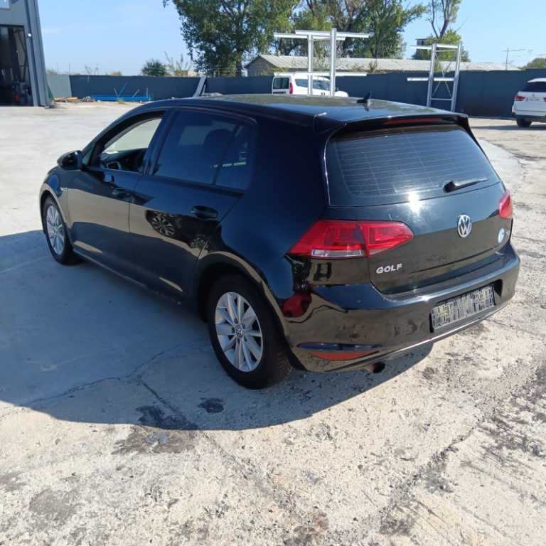 Far dreapta Volkswagen Golf 7 2014 hatchback 1.6 TDI