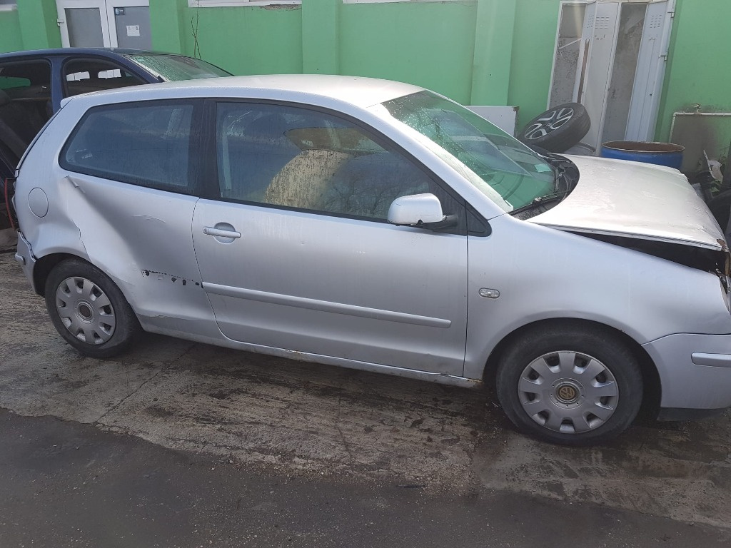 Far dreapta Volkswagen Polo 9N 2004 hatchback 1.2 benzina awy