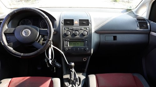 Far dreapta Volkswagen Touran 2005 VAN 2