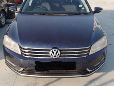 Far dreapta Volkswagen VW Passat B7 [2010 - 2015] Variant wagon 5-usi 2.0 TDI (140 hp)