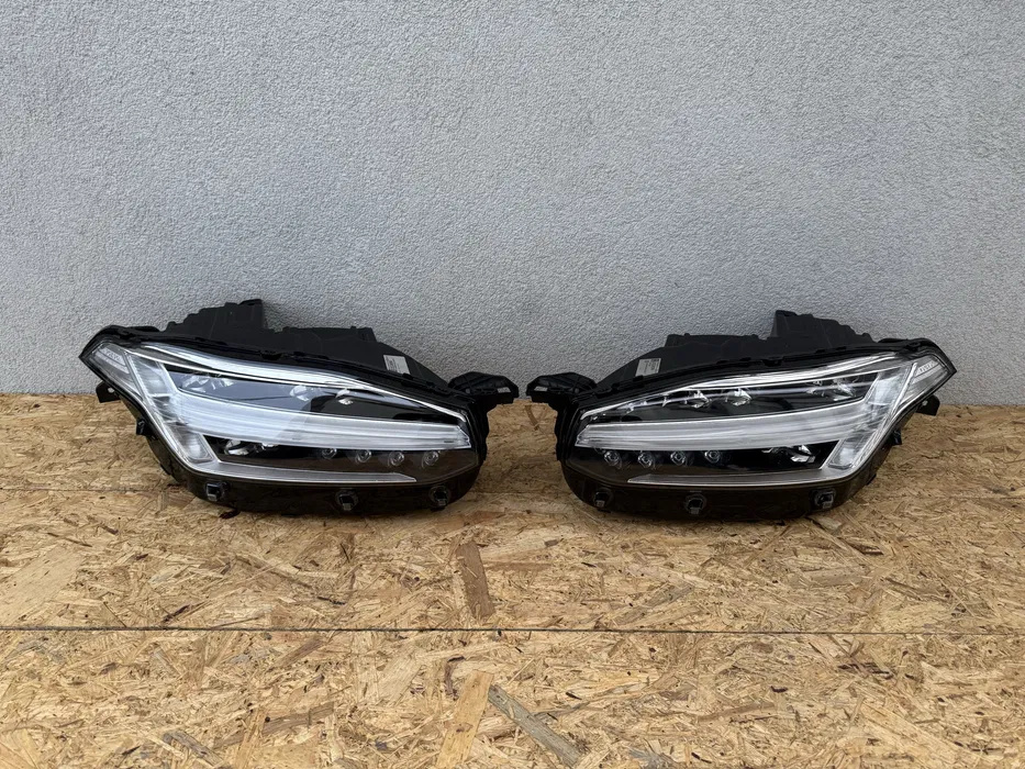 Far dreapta Volvo XC90 Full LED Active H