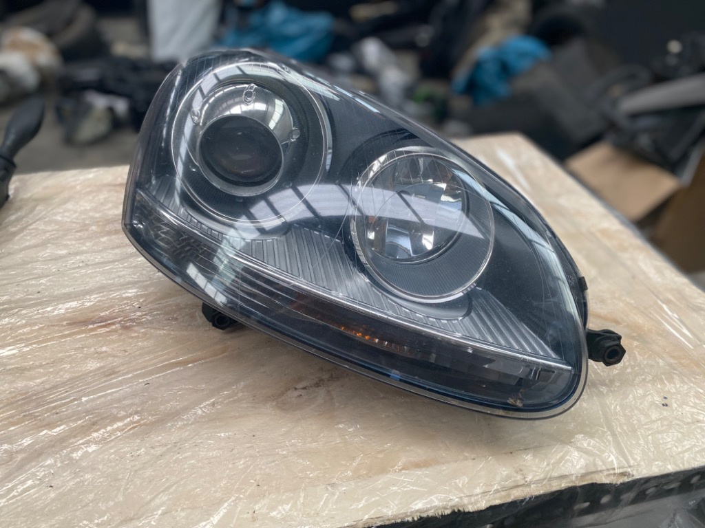 Far Dreapta Vw Golf ,5 2003-2009 ,Xenon cod piesă 1k6941032
