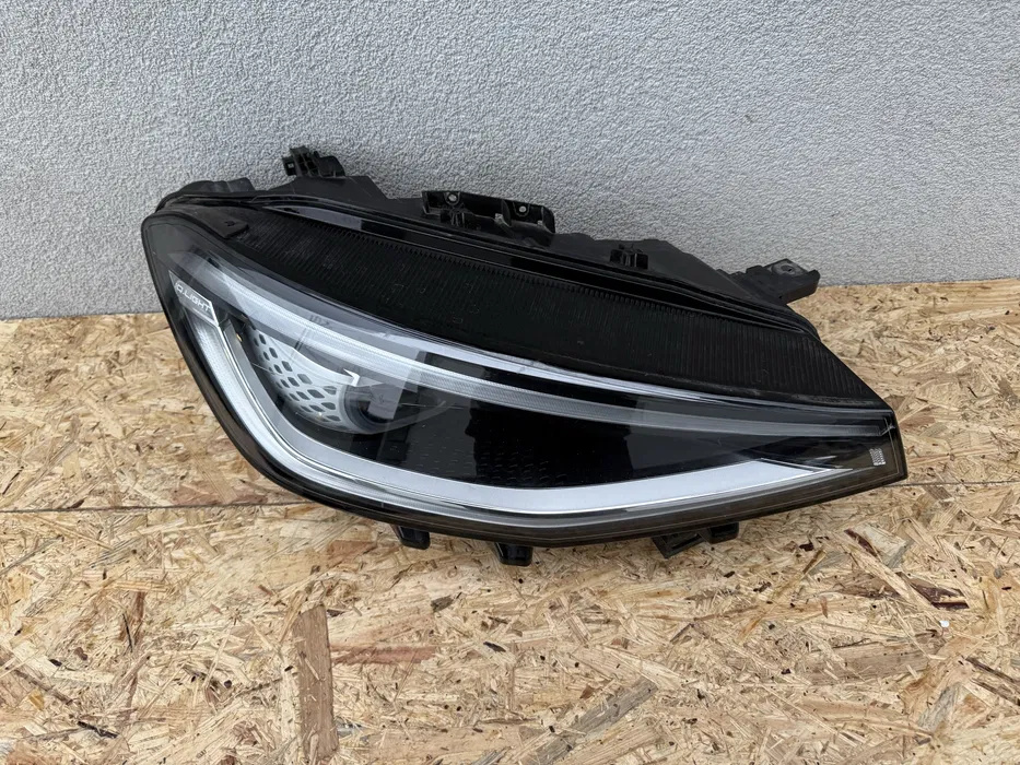Far dreapta VW ID4 IQ.LIGHT Full LED Ori