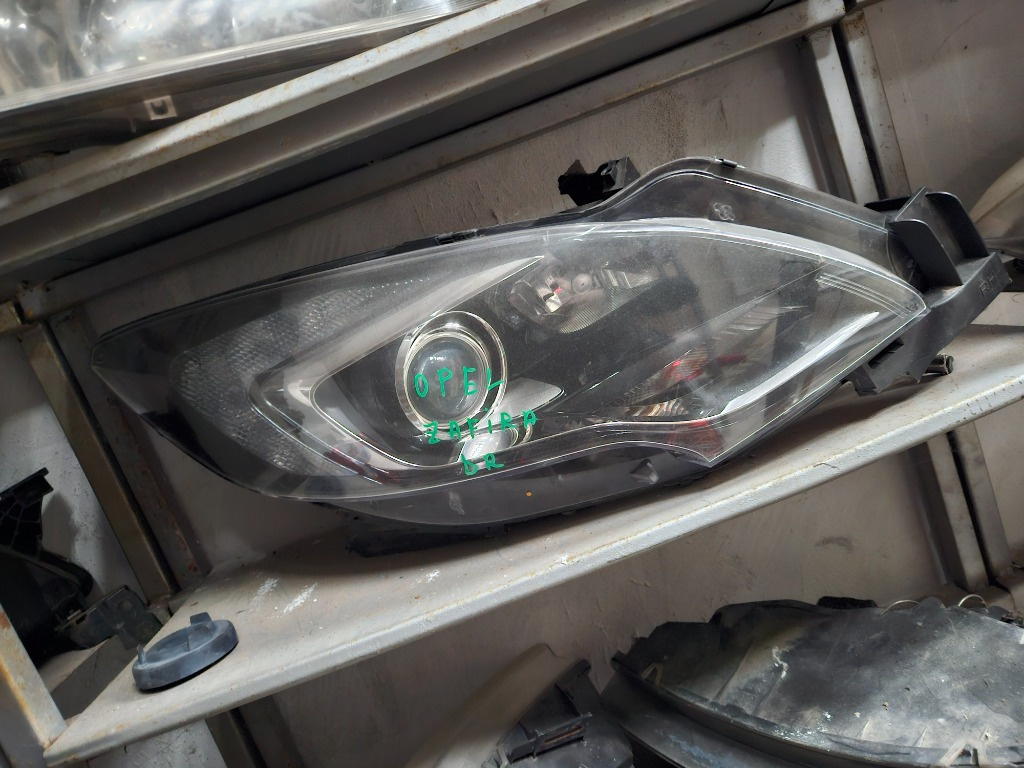 Far dreapta xenon Opel Zafira C din 2015 2016 cod 13401002