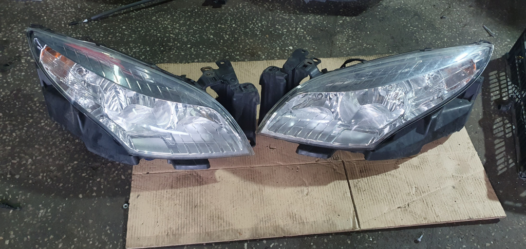 Far faruri megane 3 de ANGLIA cod 130702311000