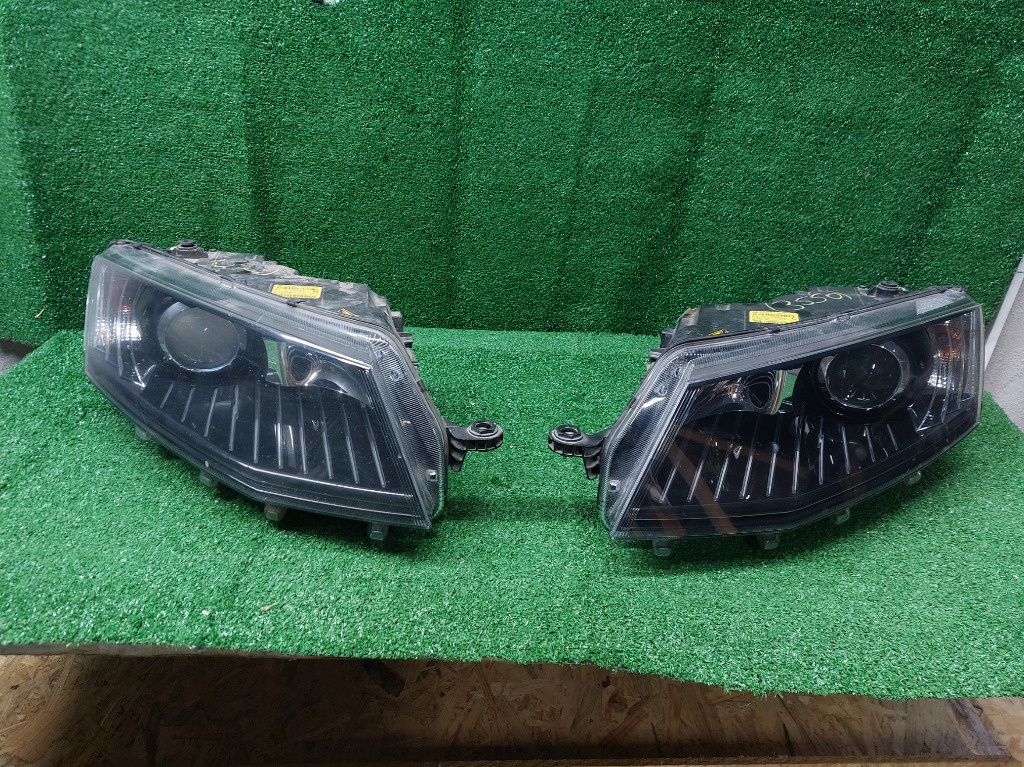 Far faruri stanga dreapta originale skoda octavia 3 xenon 5E1