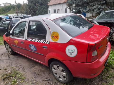 Far fata dacia logan rosu