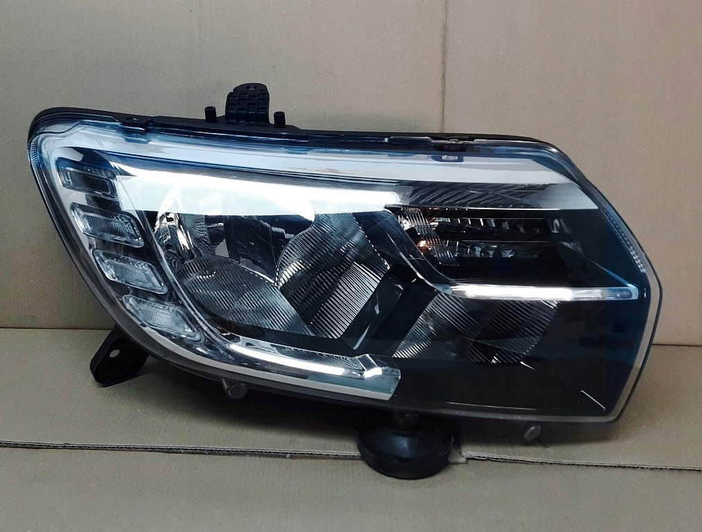 Far led dreapta Dacia Sandero 2 Stepway 2017-2018-2019-2020 NOU 260105925R OEM