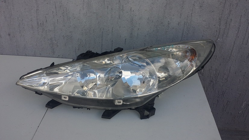 Far Peugeot 207 ureche rupta