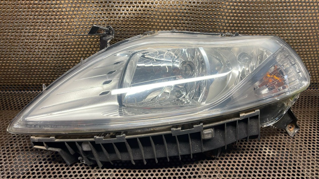 Far stânga Chrysler/Lancia Ypsilon 2012-2020 cu o prindere ruptă